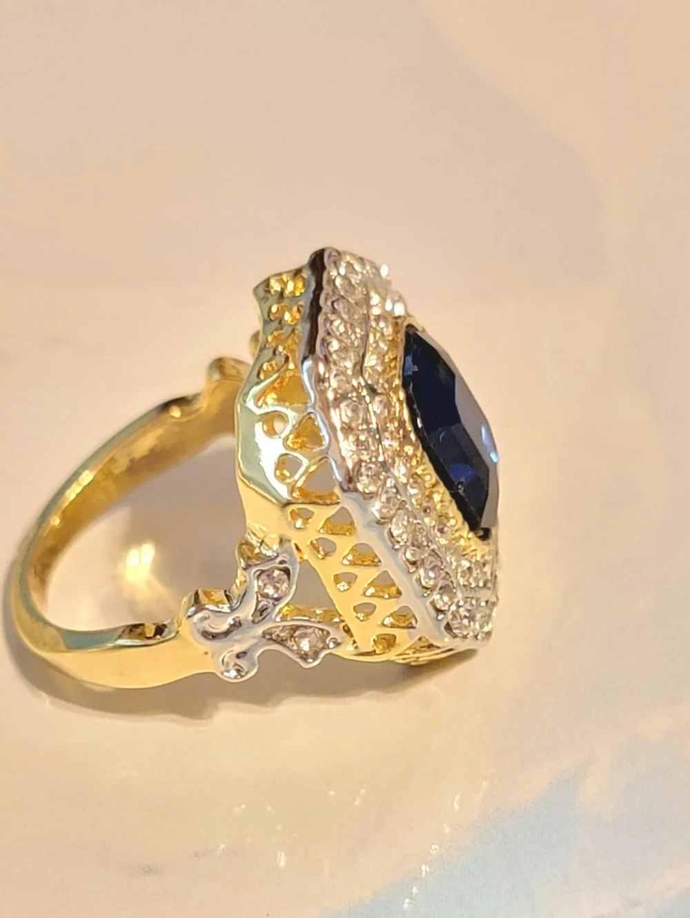 Blue Rhinestone Ring Size 7 Victorian Style Glass Fashion Ring   r-59